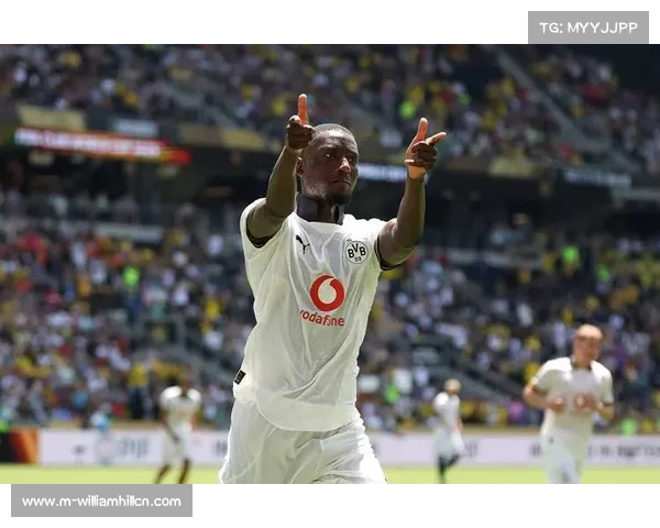 多特世俱杯球衣设计让人联想到肩膀上翻滚的肉圆子，不禁令人莞尔又惊讶